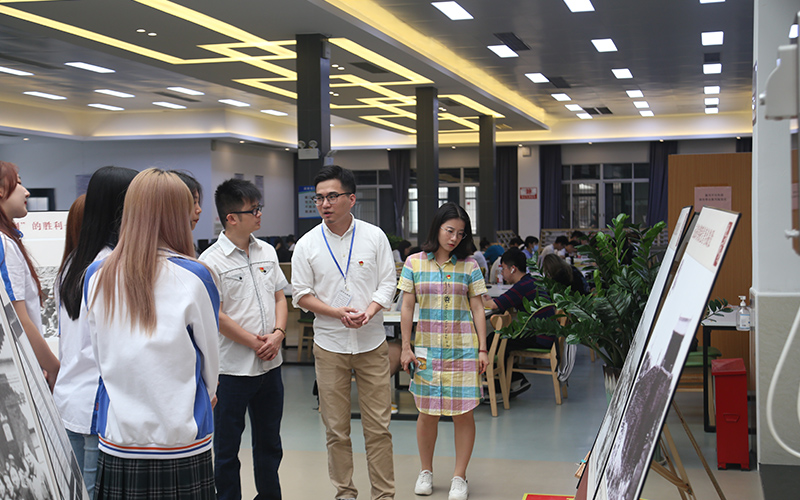 Party History Education丨Students of the International Education College visited the library for the 