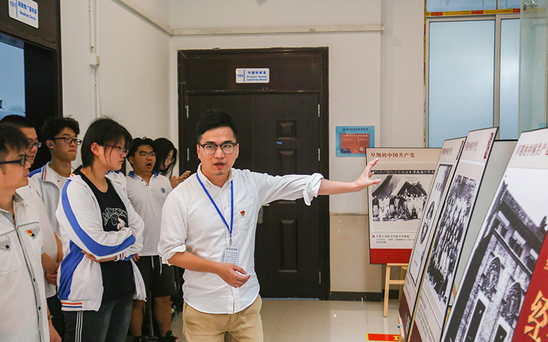 Party History Education丨Students of the International Education College visited the library for the 