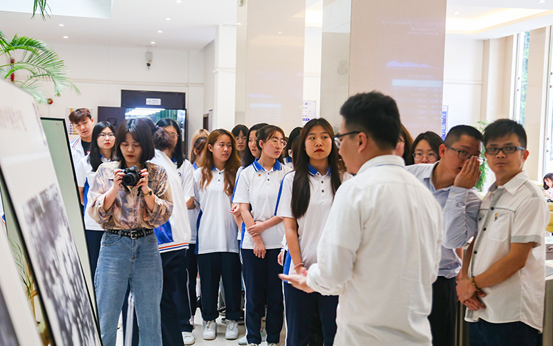 Party History Education丨Students of the International Education College visited the library for the 