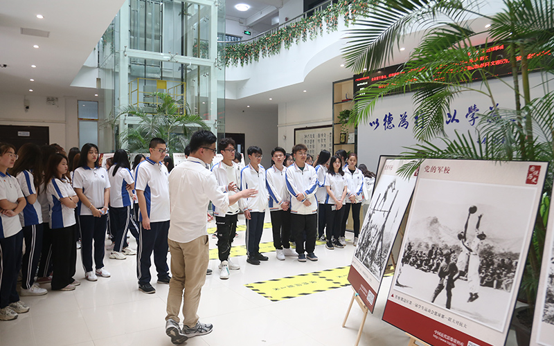 Party History Education丨Students of the International Education College visited the library for the 